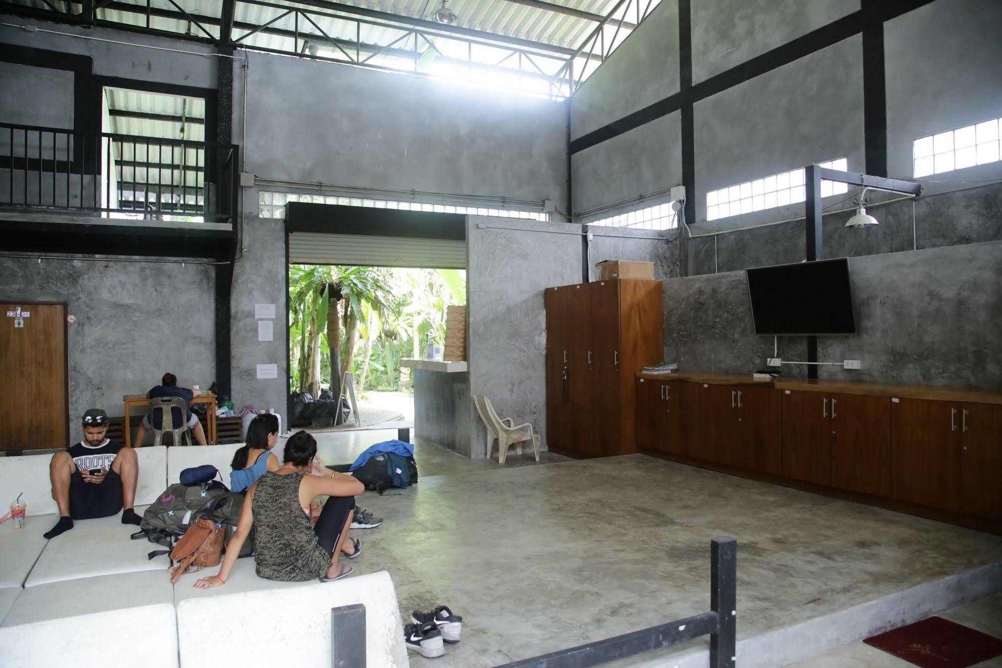 Oyo 585 Freedom Hostel @ Phi Phi Phi Phi Don Exterior foto